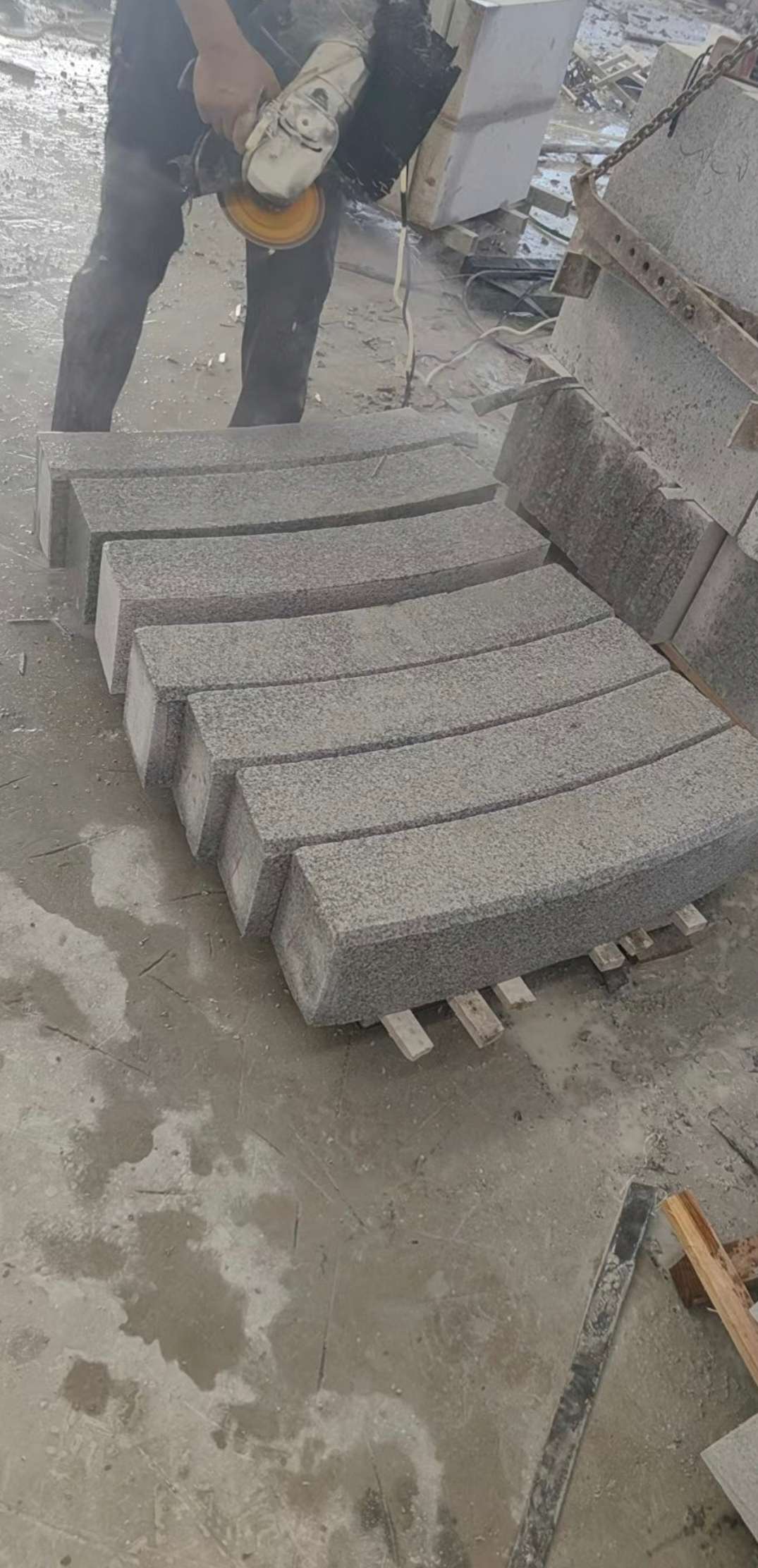 临汾芝麻白弧形路牙石